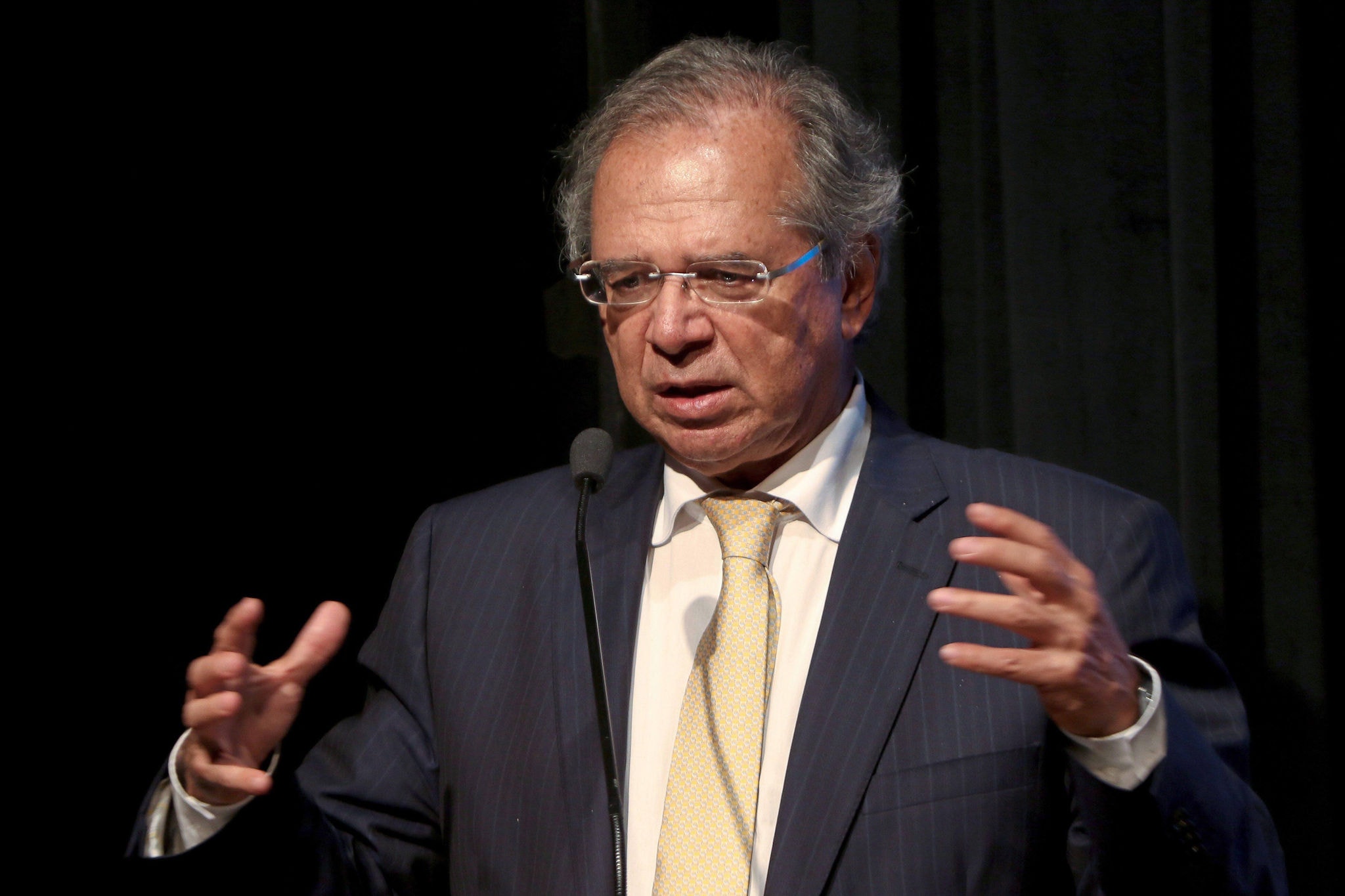 Paulo Guedes já prevê impactos do coronavírus na economia brasileira