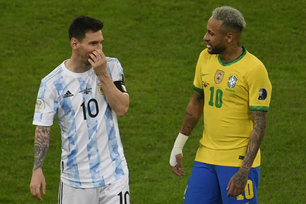 Messi e Neymar conversam durante Brasil x Argentina (Foto: MAURO PIMENTEL / AFP)