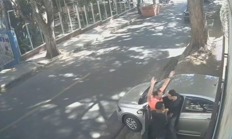 PM foi assaltado na porta de casa, em BH, e teve o carro levado por bandidos. Crime aconteceu em junho deste ano