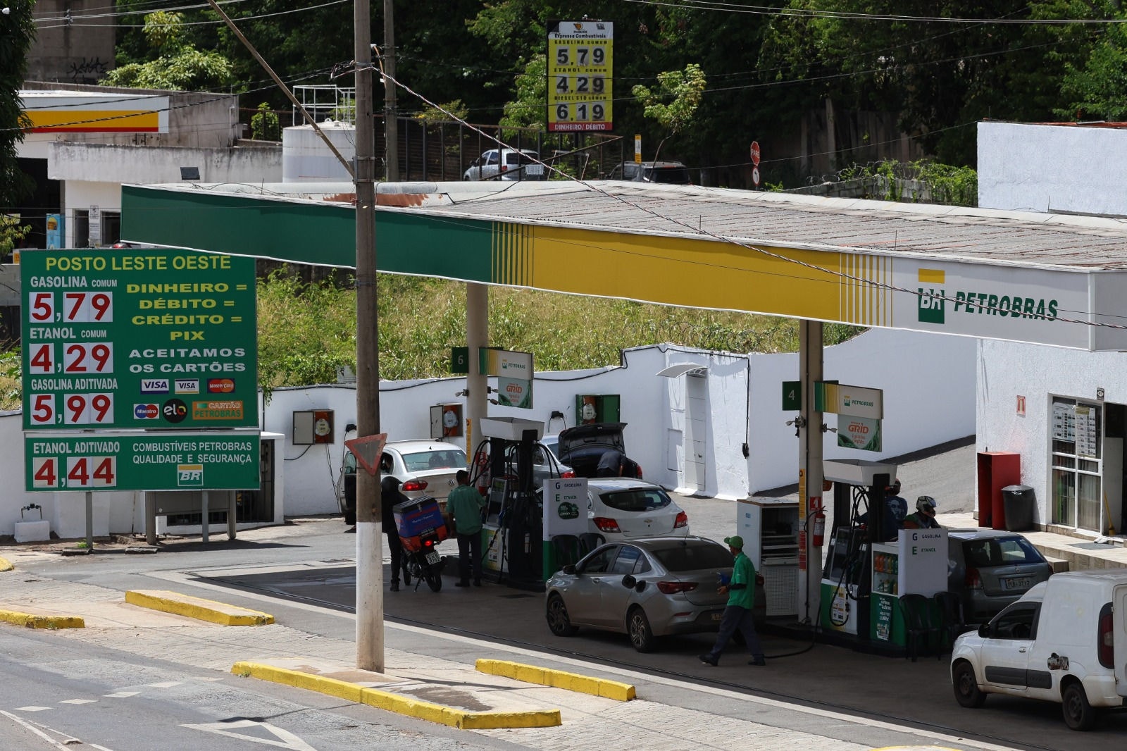 Posto de combustíveis na avenida Tereza Cristina, bairro Calafate