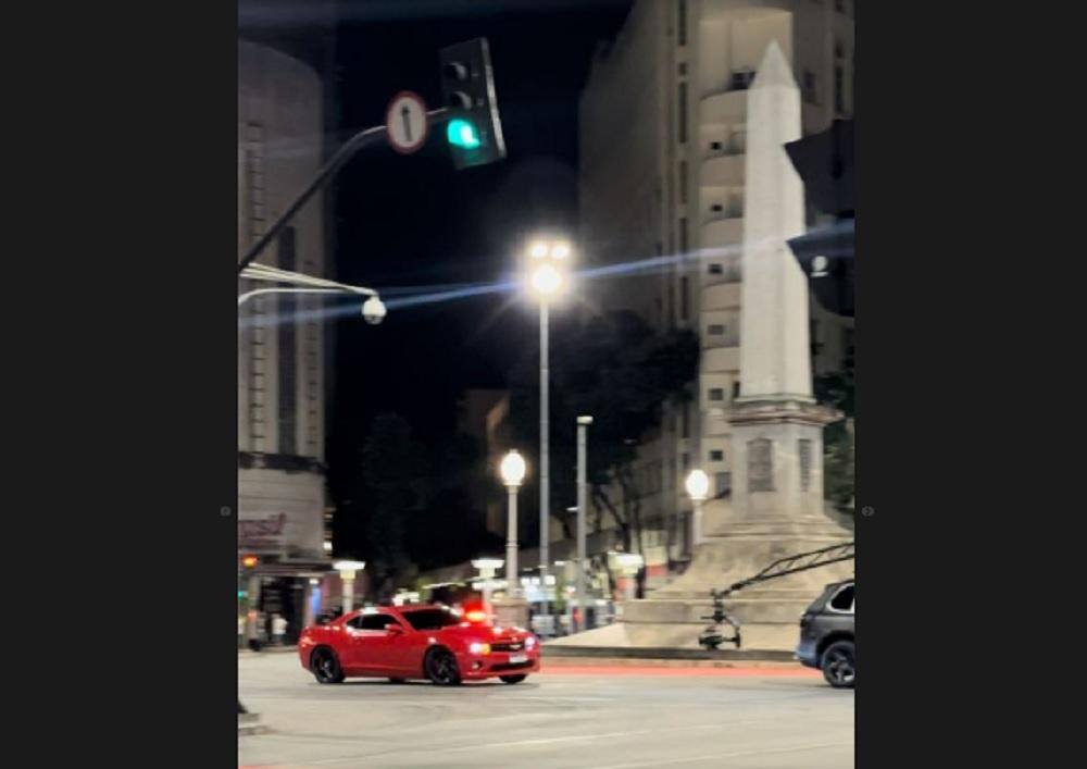 camaro vermelho praça sete