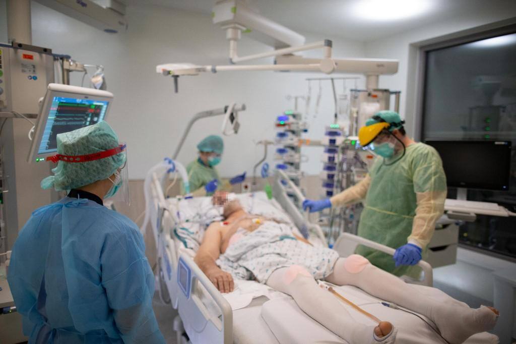 Profissionais de saúde atendem pessoa com o novo coronavírus