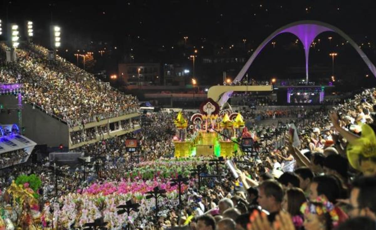 Desfiles acontecem no sambódromo do Anhembi, na zona norte da capital paulista, e na Marquês de Sapucaí, na Cidade Maravilhosa