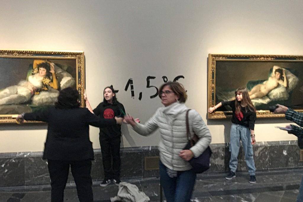 Ativistas ambientais promovem ato contra o aquecimento global se grudando a obras de Goya no Museu do Prado, em Madri