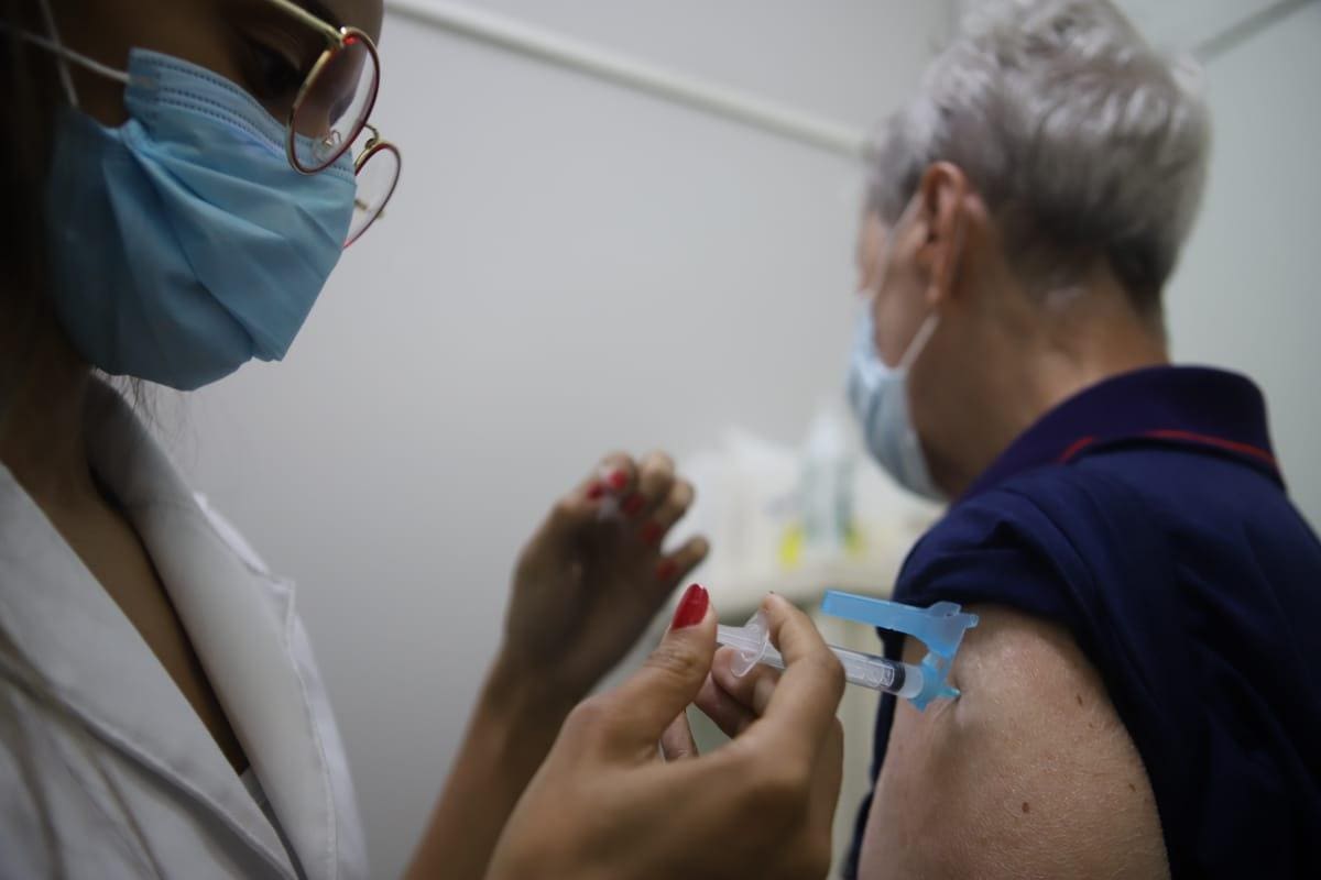 Idoso é vacinado no Centro de Saúde Oswaldo Cruz, no Barro Preto