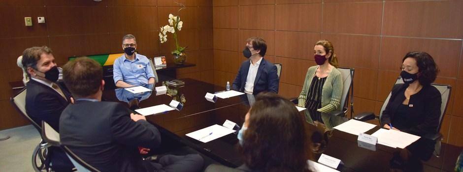 A decisão foi comunicada após reunião do governador Romeu Zema se com o procurador-geral de Justiça de Minas, Jarbas Soares Júnior, com a secretária de Estado de Meio Ambiente e Desenvolvimento Sustentável, Marília Melo, e com o procurador da República Carlos Bruno Ferreira
