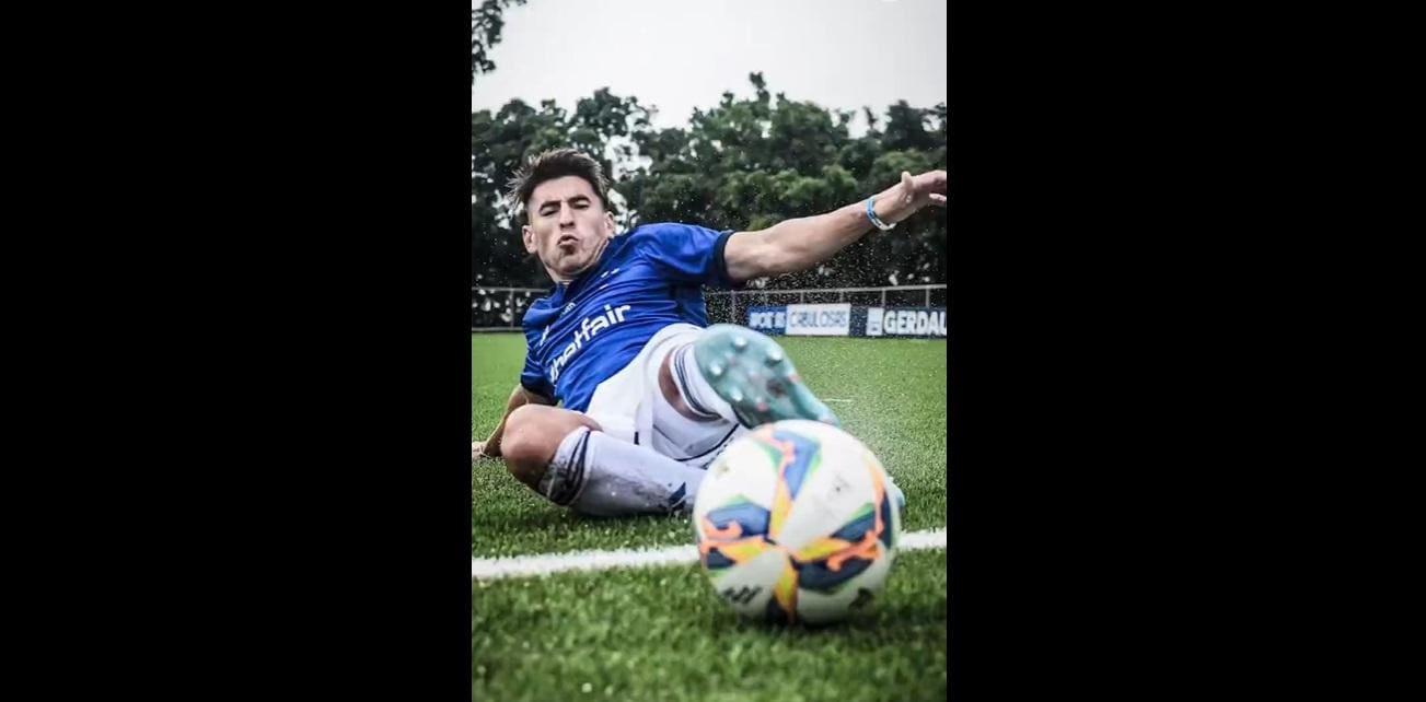 Villalba dá carrinho na bola em um dos campos da Toca da Raposa