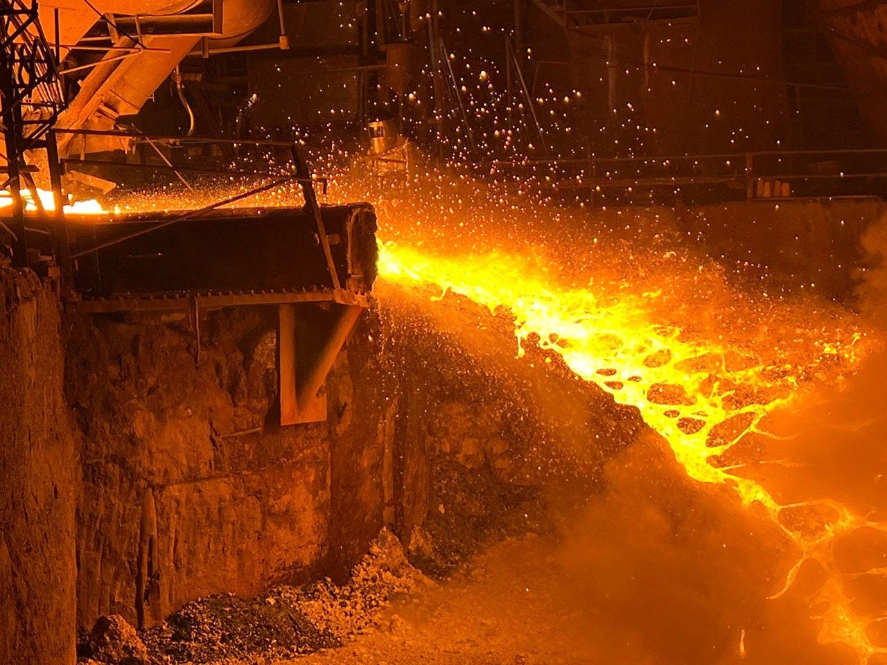Siderúrgicas de Minas contêm produção enquanto aguardam definição de regras do tarifaço de Trump