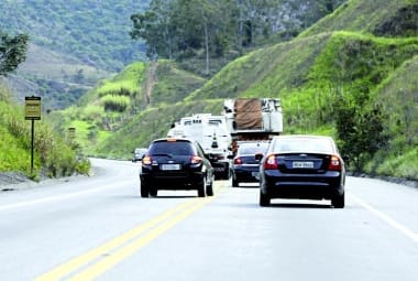O trecho interditado fica no km 297,37 da rodovia, na ponte sobre córrego da Onça Grande, próxima ao acesso de Jaguaraçu