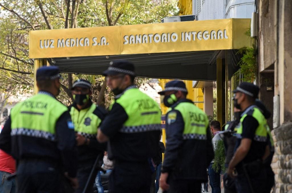 Policiais na porta do hospital Luz Medica, onde nove pessoas infectadas com a pneumonia estão sendo tratadas, em Tucuman, na Argentina