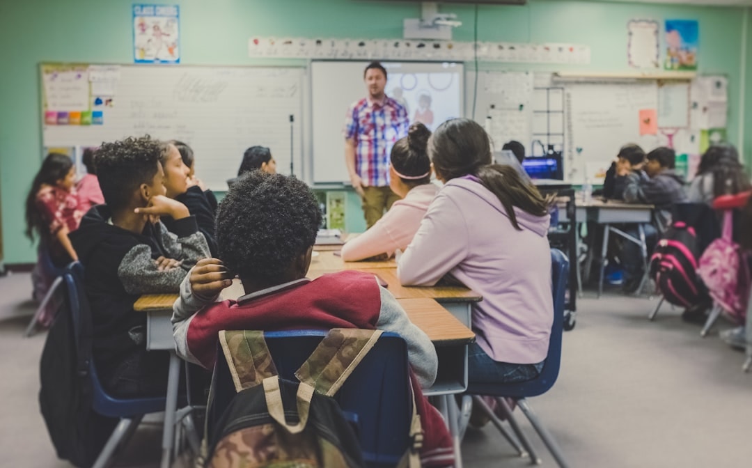 Avaliação nacional do ensino público e privado será feita em outubro em todo o país 