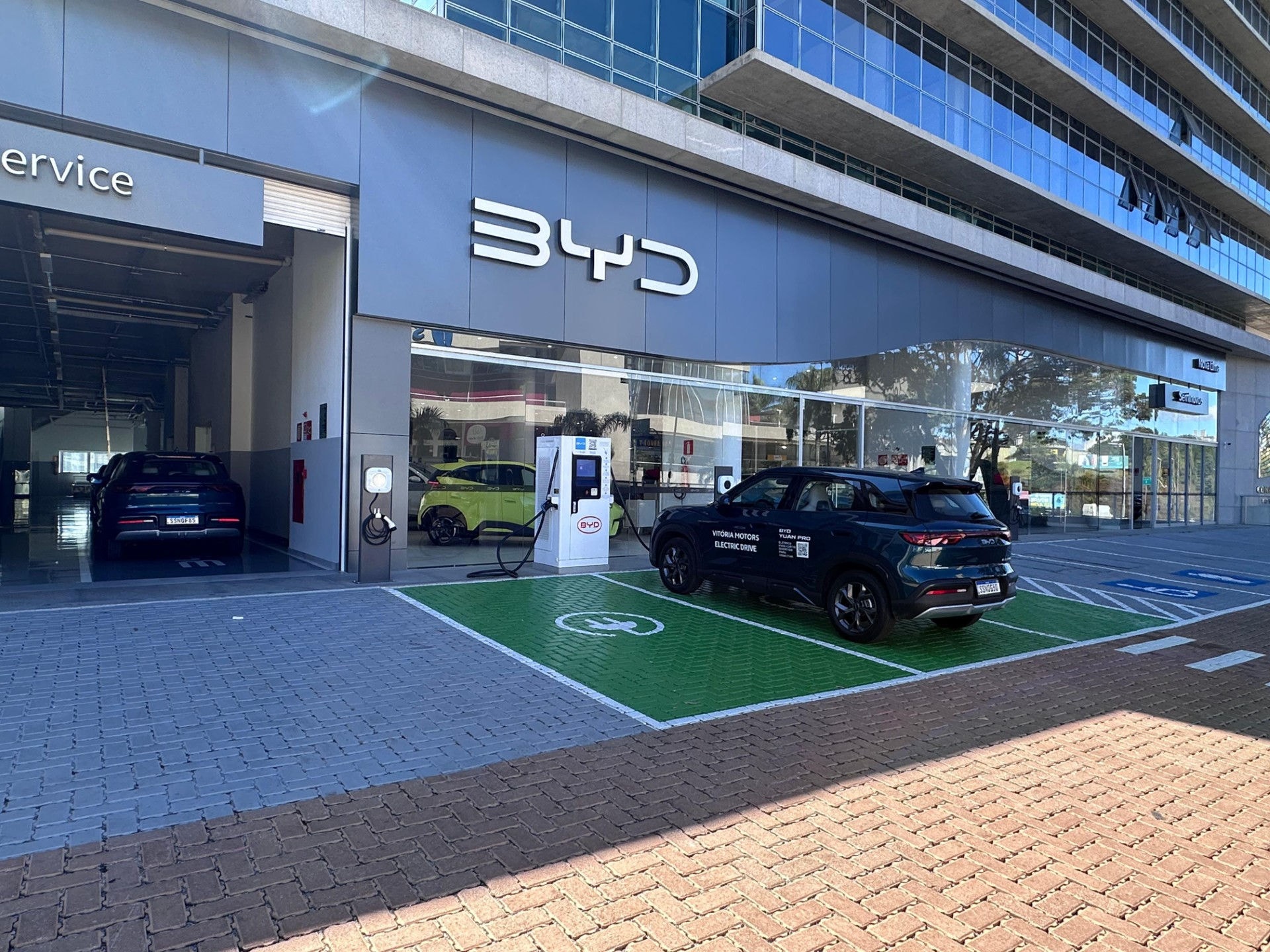 Foto de concessionária da BYD em Nova Lima, na região metropolitana de BH