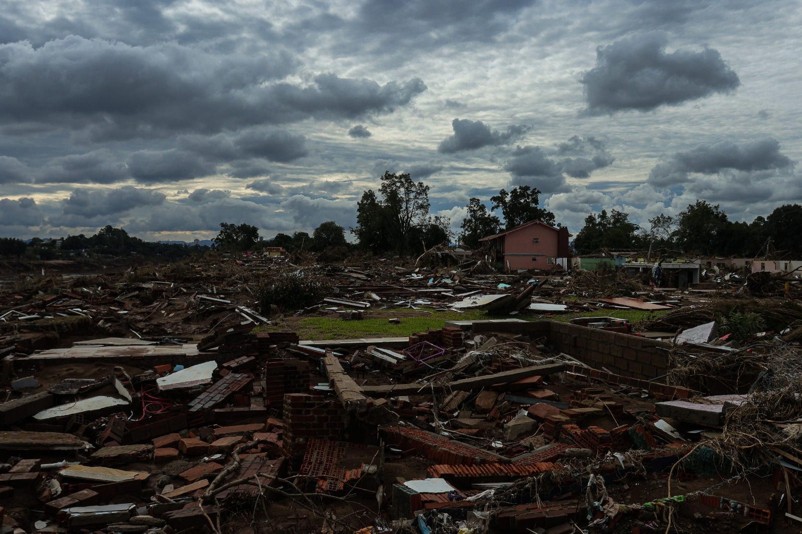 A cidade de Estrela, que fica cerca de 110 km de Porto Alegre, teve bairros inteiros devastados pela enchente do rio Taquari, como é o caso de Moinhos