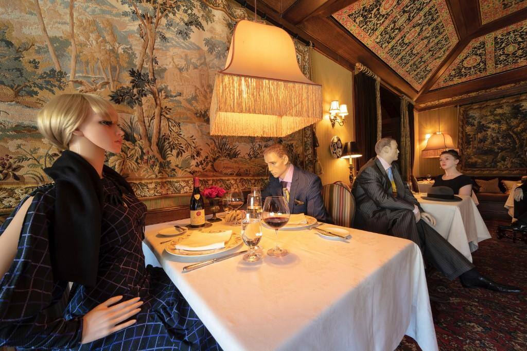 Manequins em restaurante