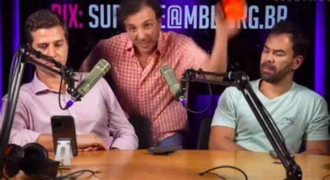 Coordenador nacional do MBL, Renan Santos joga caneca no chão durante live