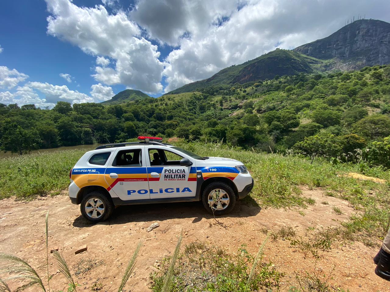 Corpo da vítima foi encontrado com sinais de violência em um loteamento em Governador Valadares