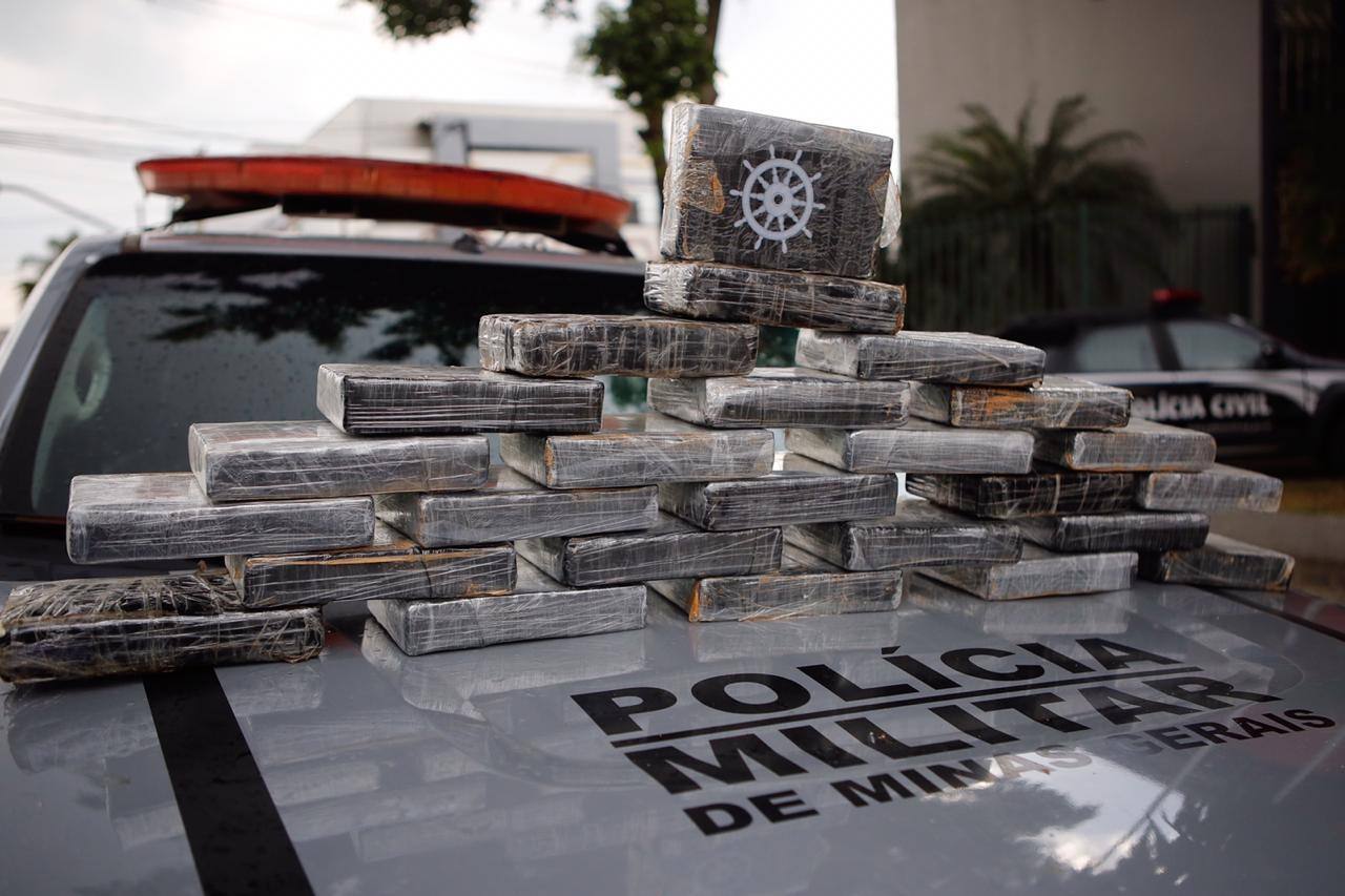 Polícia Militar apreende cerca de 50 kg de cocaína dentro de carro em BH