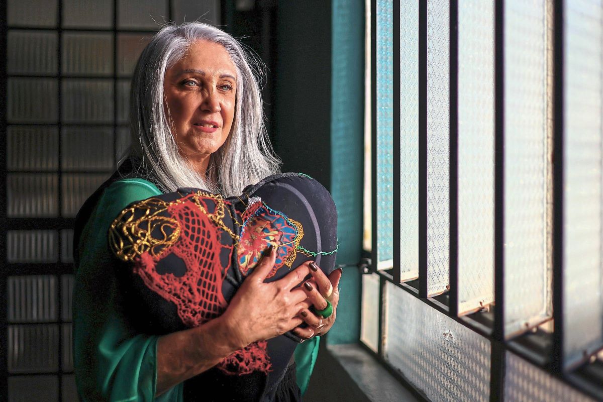 Juçara Costa, de 73 anos, viu a dívida de cartão de crédito quintuplicar; estresse fez com que todos os seus exames médicos ficassem alterados na época. 