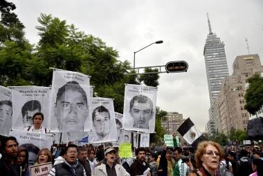 Imagem de protesto no primeiro aniversário de desaparecimento dos 43 estudantes