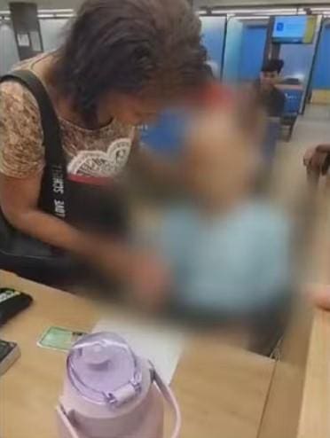 Erika foi presa em flagrante em um banco ao tentar sacar um empréstimo de R$ 17 mil com Paulo em uma cadeira de rodas