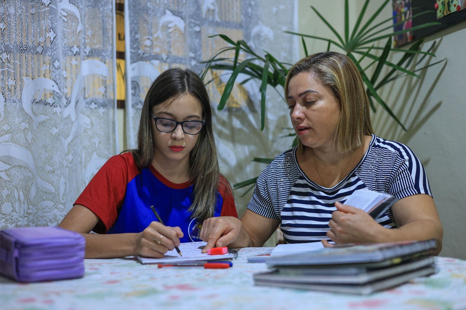 Kamila Ferreira, de 15, diagnosticada com amaurose congênita de leber (LCA) — uma doença que afeta a visão — está sem professor auxiliar na Escola Estadual Afonso Neves, na região da Pampulha, em Belo Horizonte