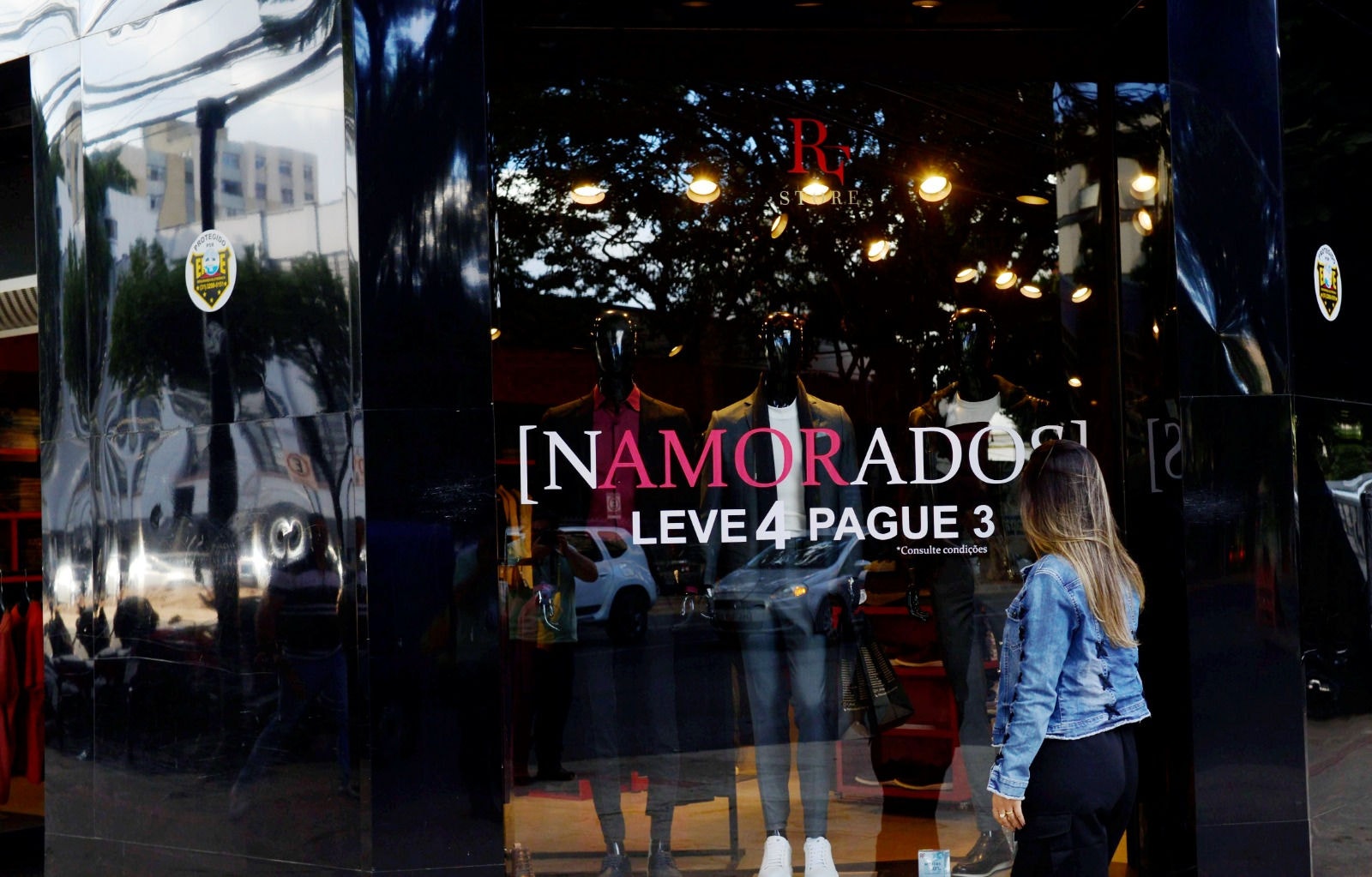 RF Store, no Barro Preto, realiza ofertas para atrair consumidores 