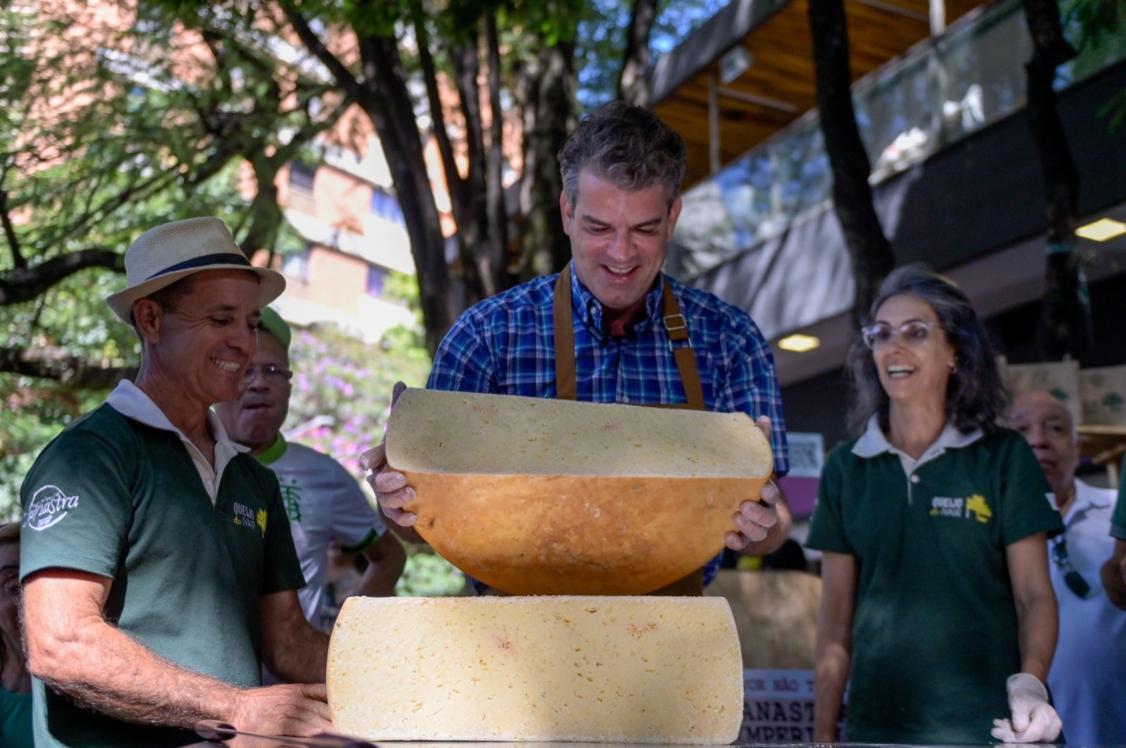 Um dos destaques mais aguardados foi o corte do Canastra Imperial II, maior queijo do tipo já produzido, com 36 quilos