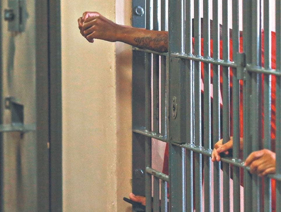 Detentos atrás das grades do Complexo Penitenciario Parceria Publico Privada (CPPP) em Ribeirão das Neves