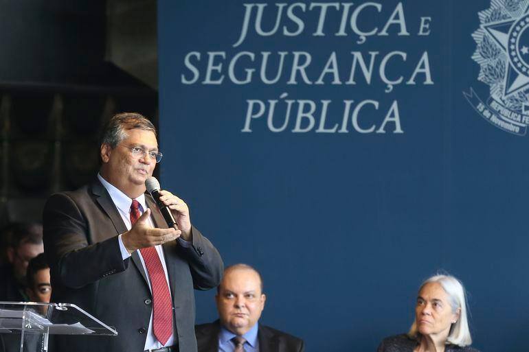 Flávio Dino fala ao microfone na cerimônia de posse como ministro da Justiça