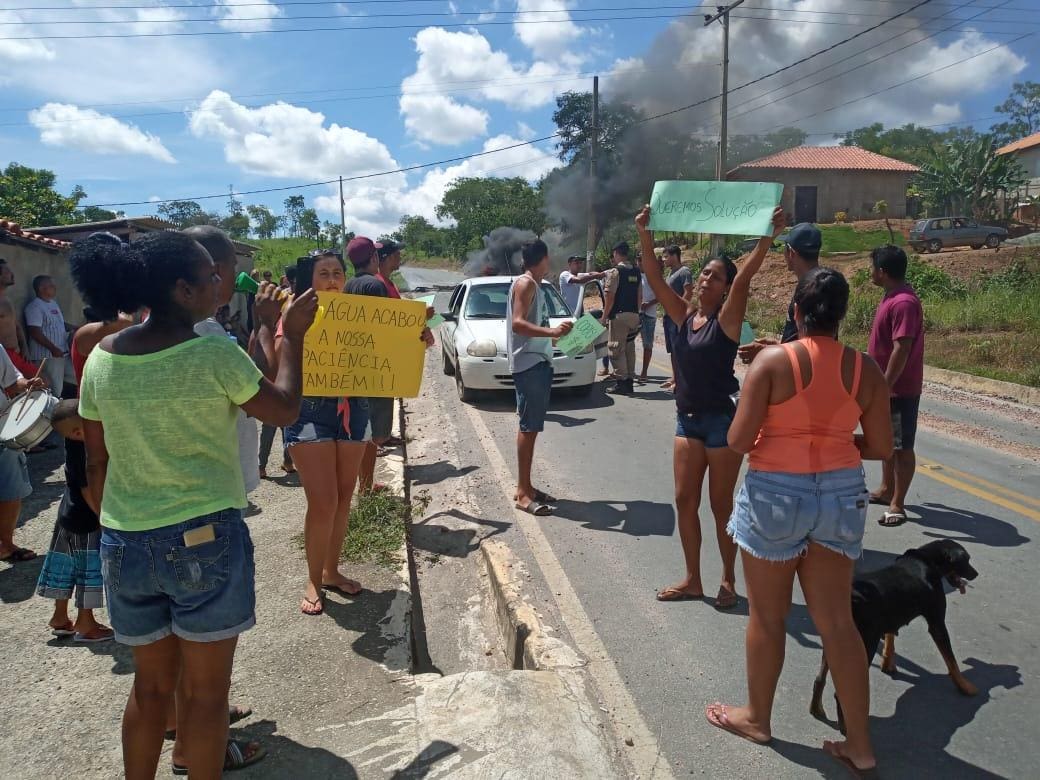 Moradores de São Vicente fecharam parte da MG-010 no último domingo pedindo solução para a escassez de água