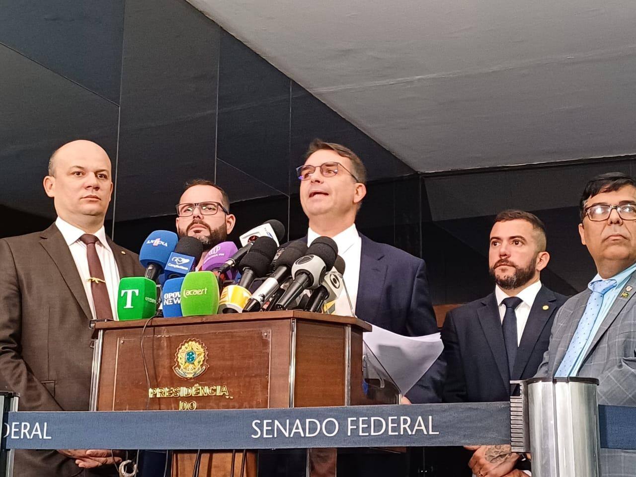 O senador Flávio Bolsonaro durante apresentação de pedido de impeachmento de Barroso
