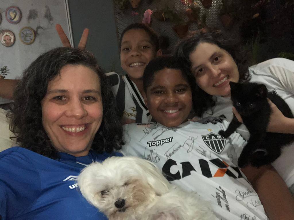 Há sete anos, a servidora pública Juliana Gomes, 42, adotou com a sua companheira Luiz Felipe, de 13 anos, e Igor, de 11 anos
