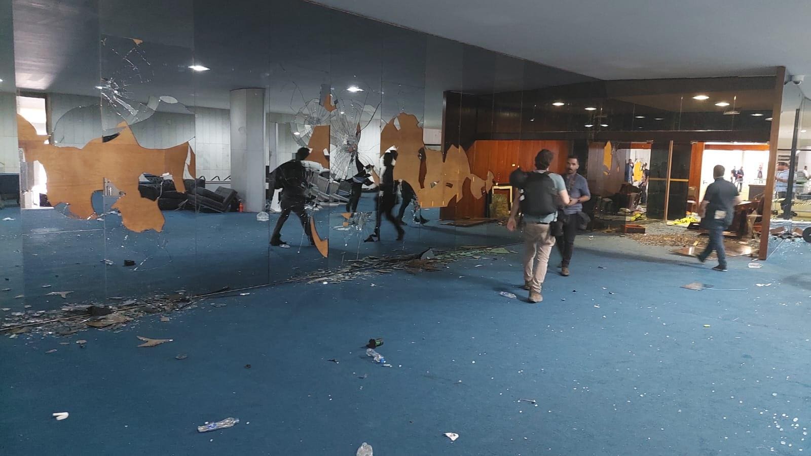 Senado Federal ficou destruído após a invasão promovida por criminosos no domingo