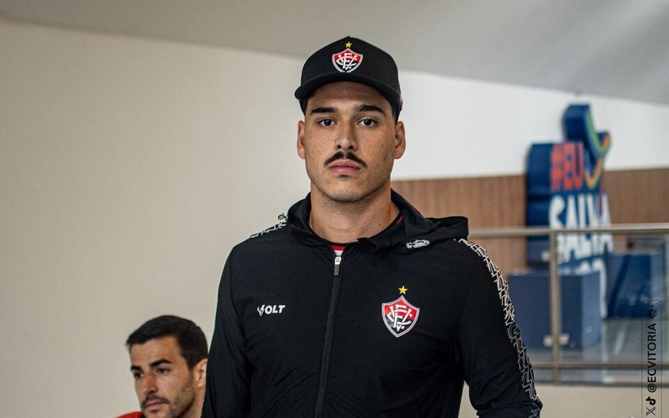 Lucas Halter em viagem para Porto Alegre (Foto: Victor Ferreira / EC Vitória)