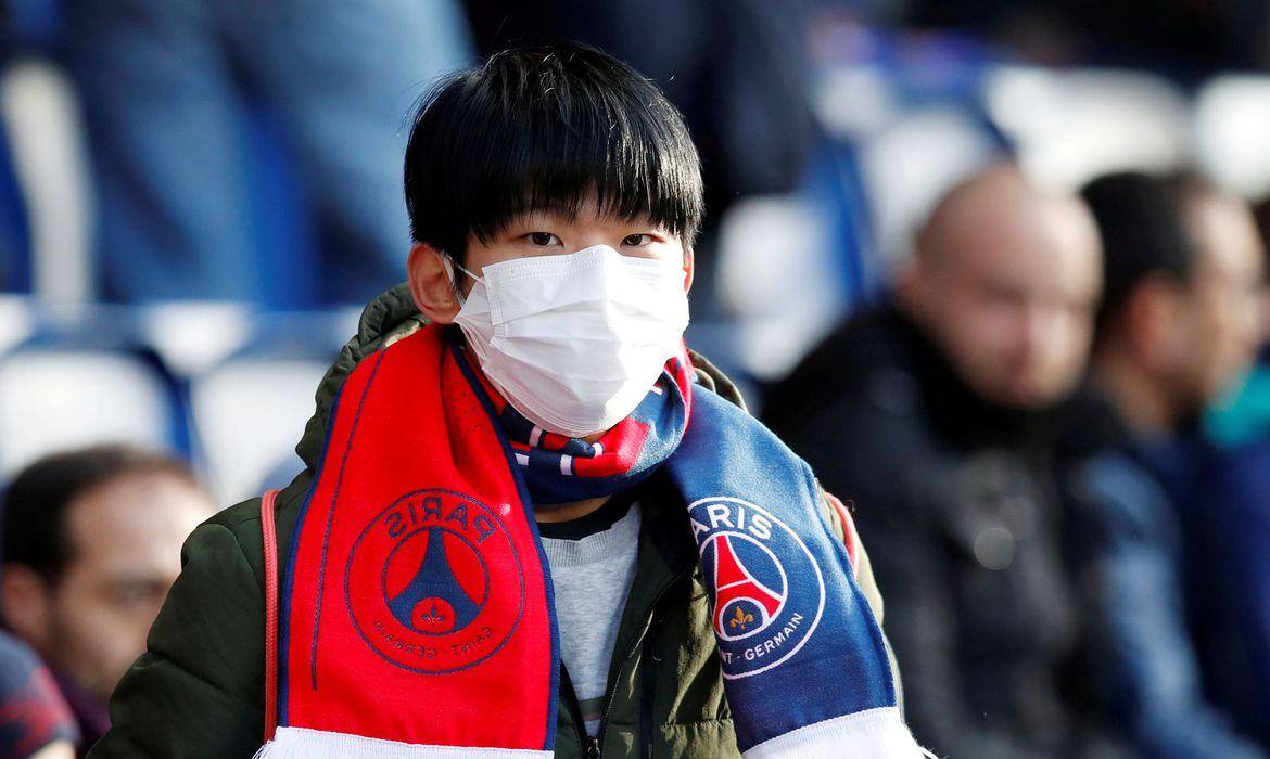Torcedor usando máscara em um estádio