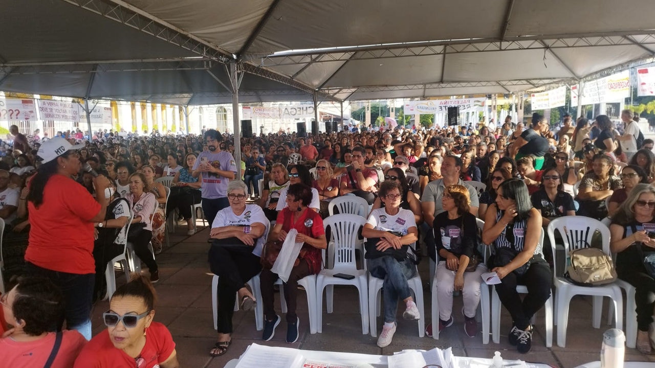 Professores da rede municipal de BH estão de greve por tempo indeterminado
