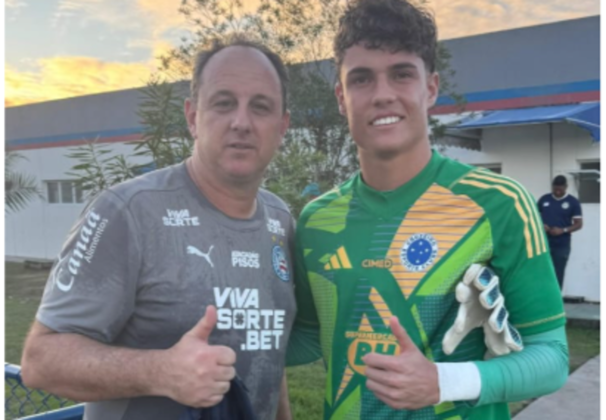 Rogério Ceni posa para foto com Vitor Lamounier no CT do Bahia, em Salvador