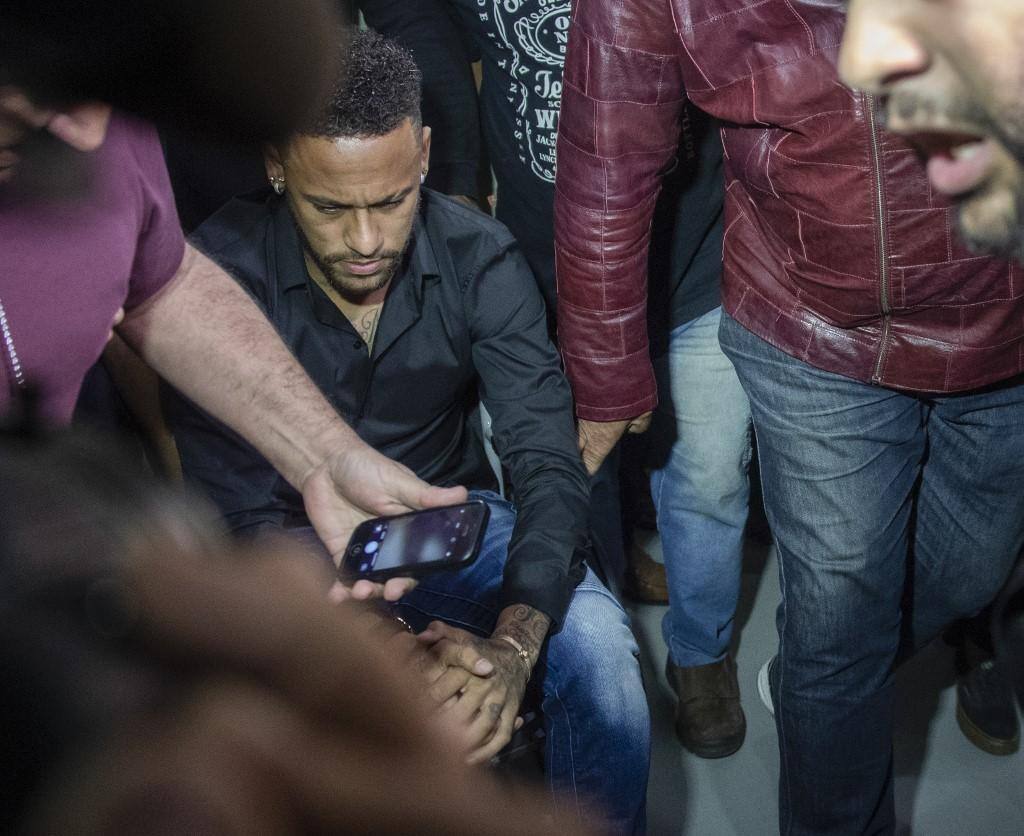 Neymar foi colocado em uma cadeira de rodas para ser levado até o local do depoimento