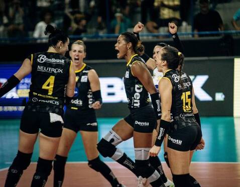 Jogadoras do Dentil Praia Clube festejam a sexta vitória seguida na Superliga