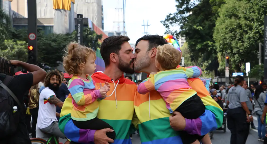 Casal gay e seus filhos, na Parada LGBT+ de São Paulo