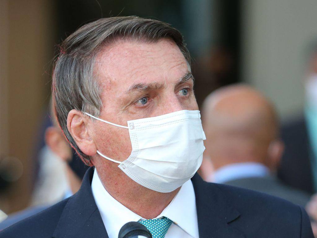 Jair Bolsonaro de máscara