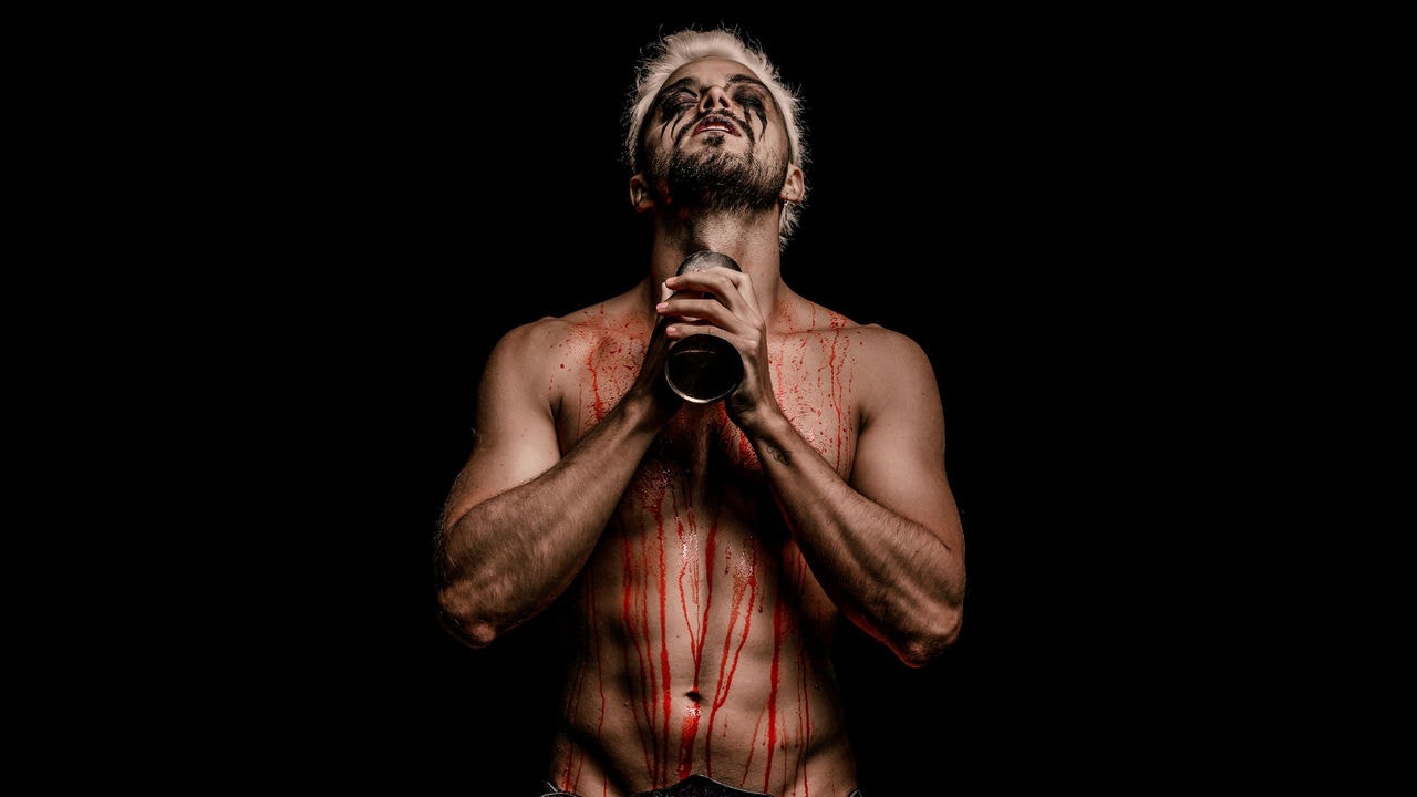 Rodrigo Simas vive no palco, um ator se preparando para interpretar Hamlet, de Willian Shakespeare