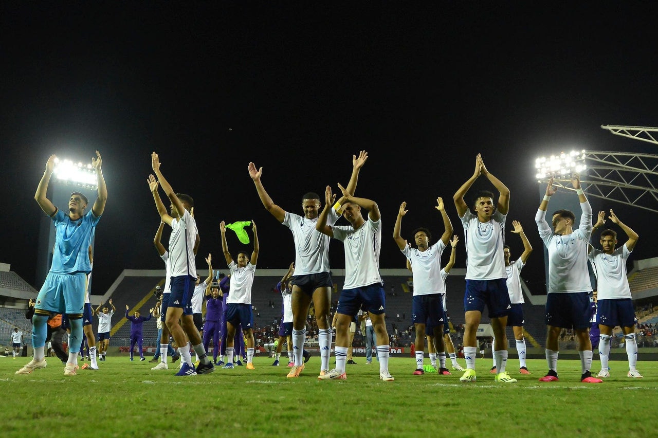 Jogadores do time sub-20 do Cruzeiro comemoram após conquistarem a classificação à final da Copinha
