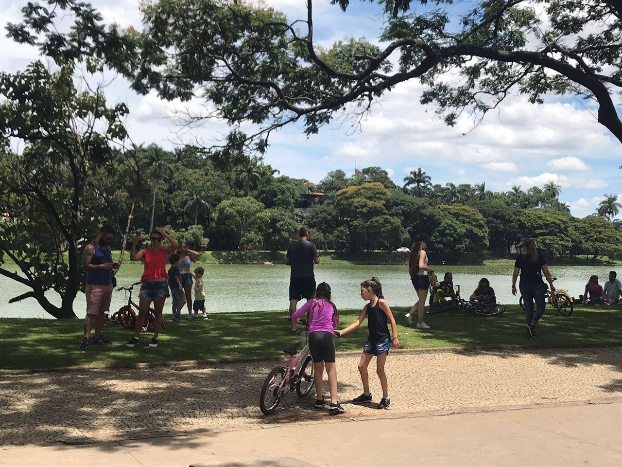 Belo-horizontinos aproveitaram a manhã de sol para passear e fazer exercícios