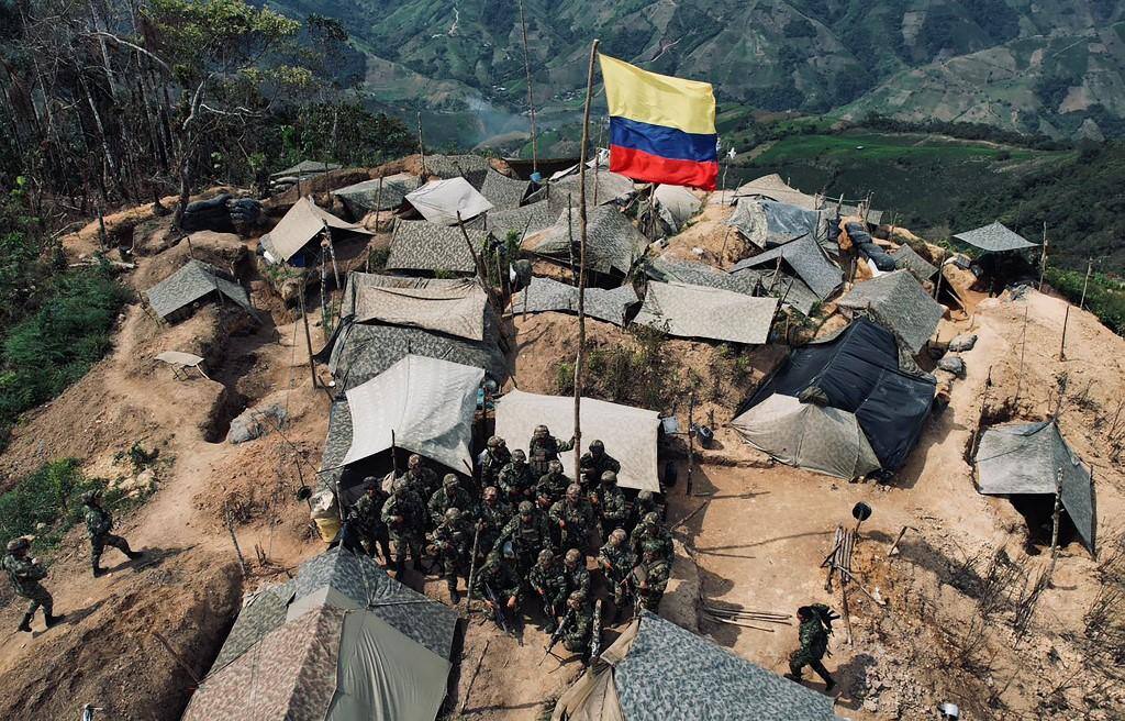 Militares colombianos ocupam acampamento de dissidentes da Farc Militares colombianos ocupam acampamento de dissidentes da Farc