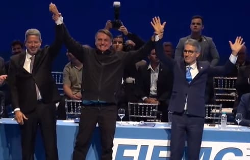 Bolsonaro ergue a mão de Zema durante evento em BH