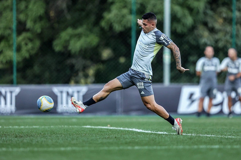 O atacante Paulinho está pendurado com dois cartões amarelos 