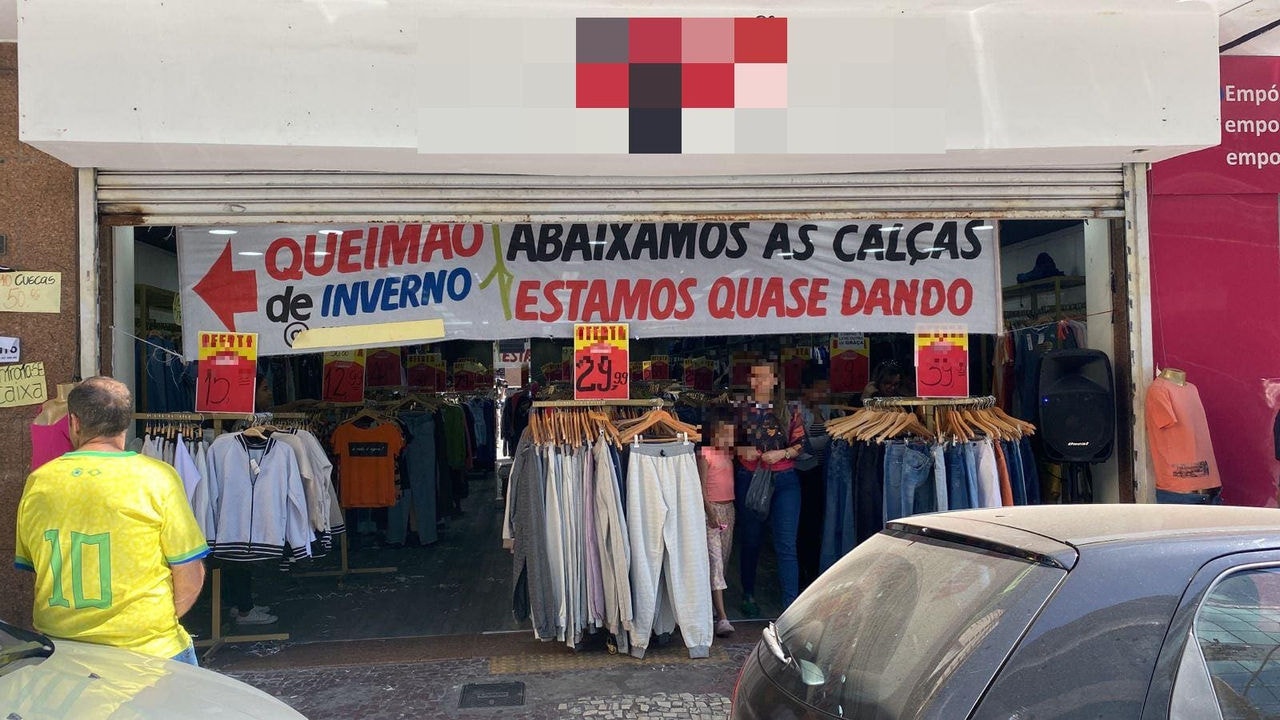 Loja instala faixa de "Abaixamos as calças Estamos quase dando" em BH