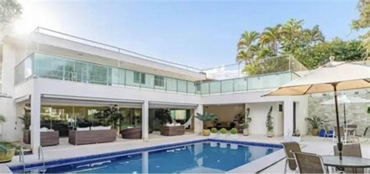 Mansão om cerca de 800 metros quadrados de área construída, no Lago sul, em Brasília, que ex-mulher de Jair Bolsonaro dizia ter alugado no ano passado para morar com o filho, Jair Renan