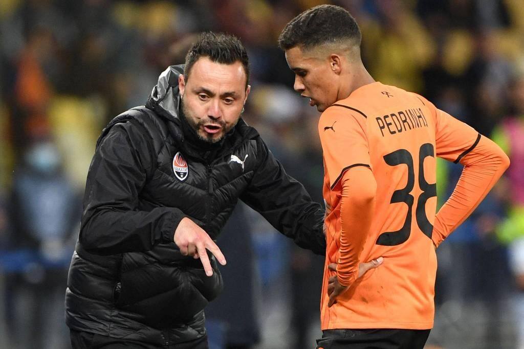 Pedrinho recebe orientações do técnico